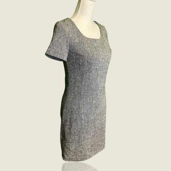 BCBGMaxAzria Black & White Tweed Scoopneck Short Sleeve
Mini Shift Dress Size M - Picture 11 of 13